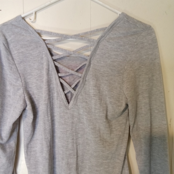 Stylish Gray Long Sleeve Top with Pink Lip Design - Picture 4 of 4